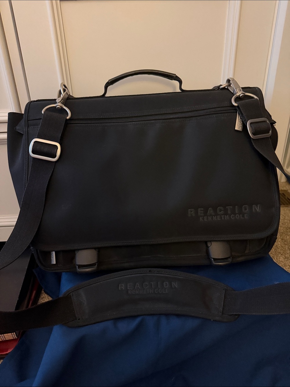Kenneth Cole Reaction Black Messenger /Laptop Bag with Adjustable Strap